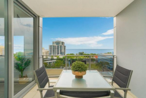 Large 11th floor City Apartment - Sea Views